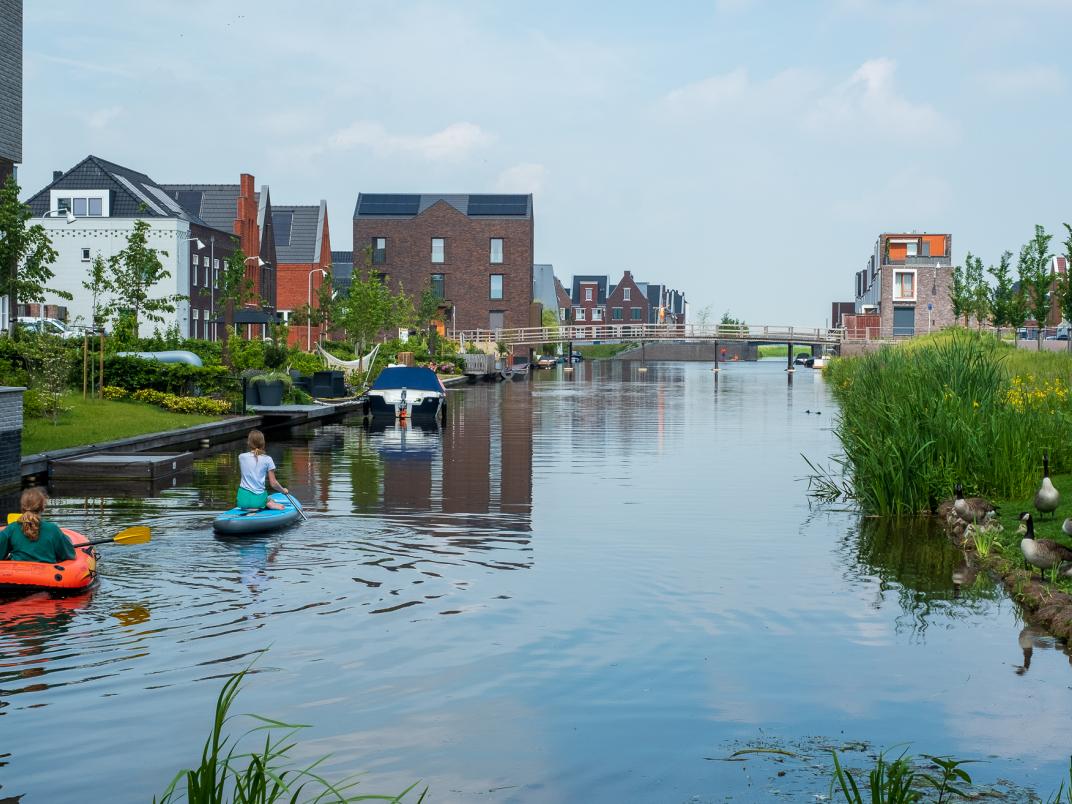 Mensen in vathorst in bootje op water