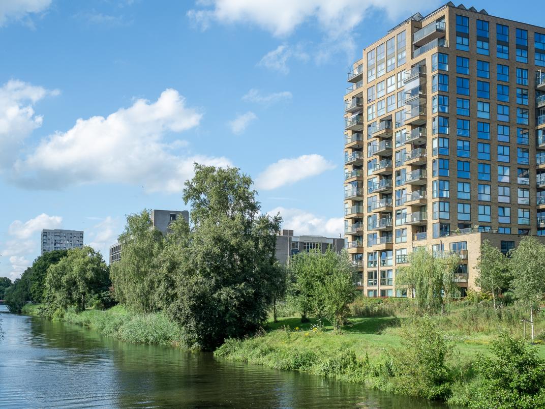 Woontoren langs het valleikanaal