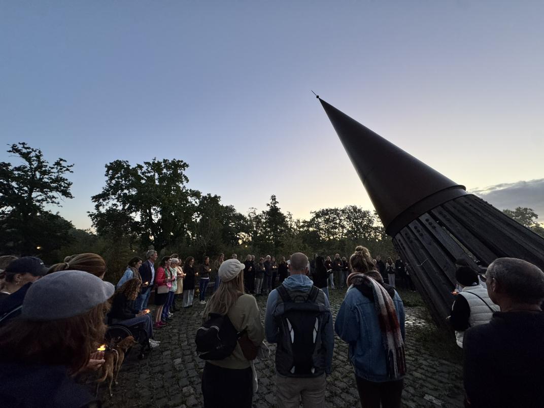 Menigte op Wereld Suïcide Preventie Dag bij beeld