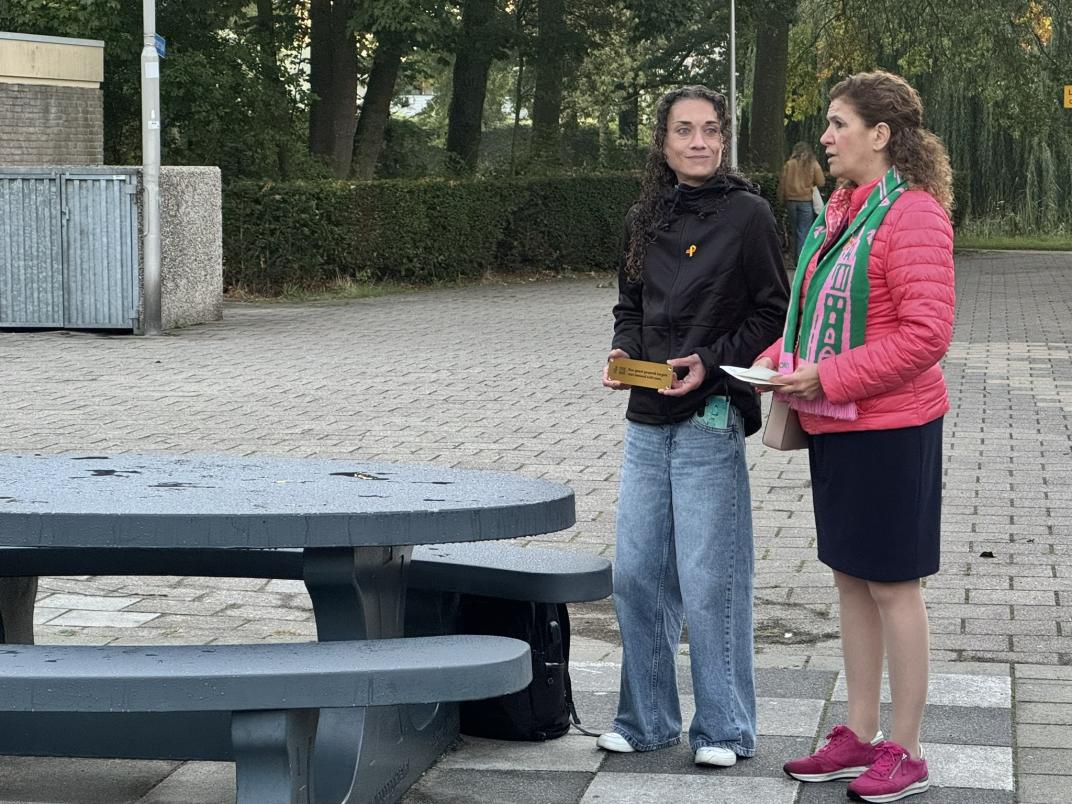 Wethouder op Wereld Suïcide Preventie Dag bij bank