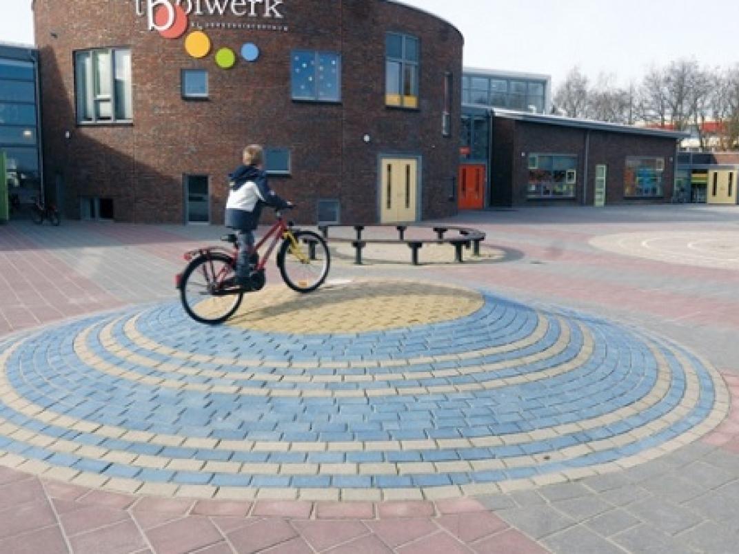 Voorbeeld speelplek gekleurde bestrating